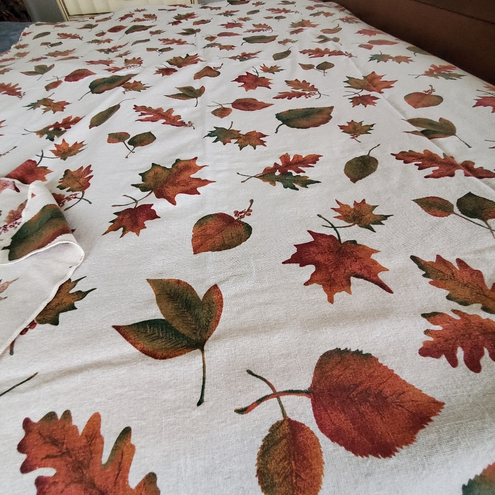 Flora fall theme and Linen Rectangle table cloth in Excellent used condion